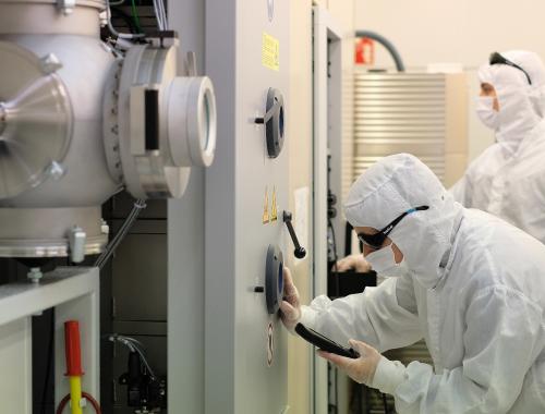 People working in a Clean Room area. Fotoshop.