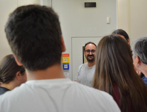 Luis Rull sonríe al público de la visita en el pasillo de la Sala Blanca de Micro y Nanofabricación