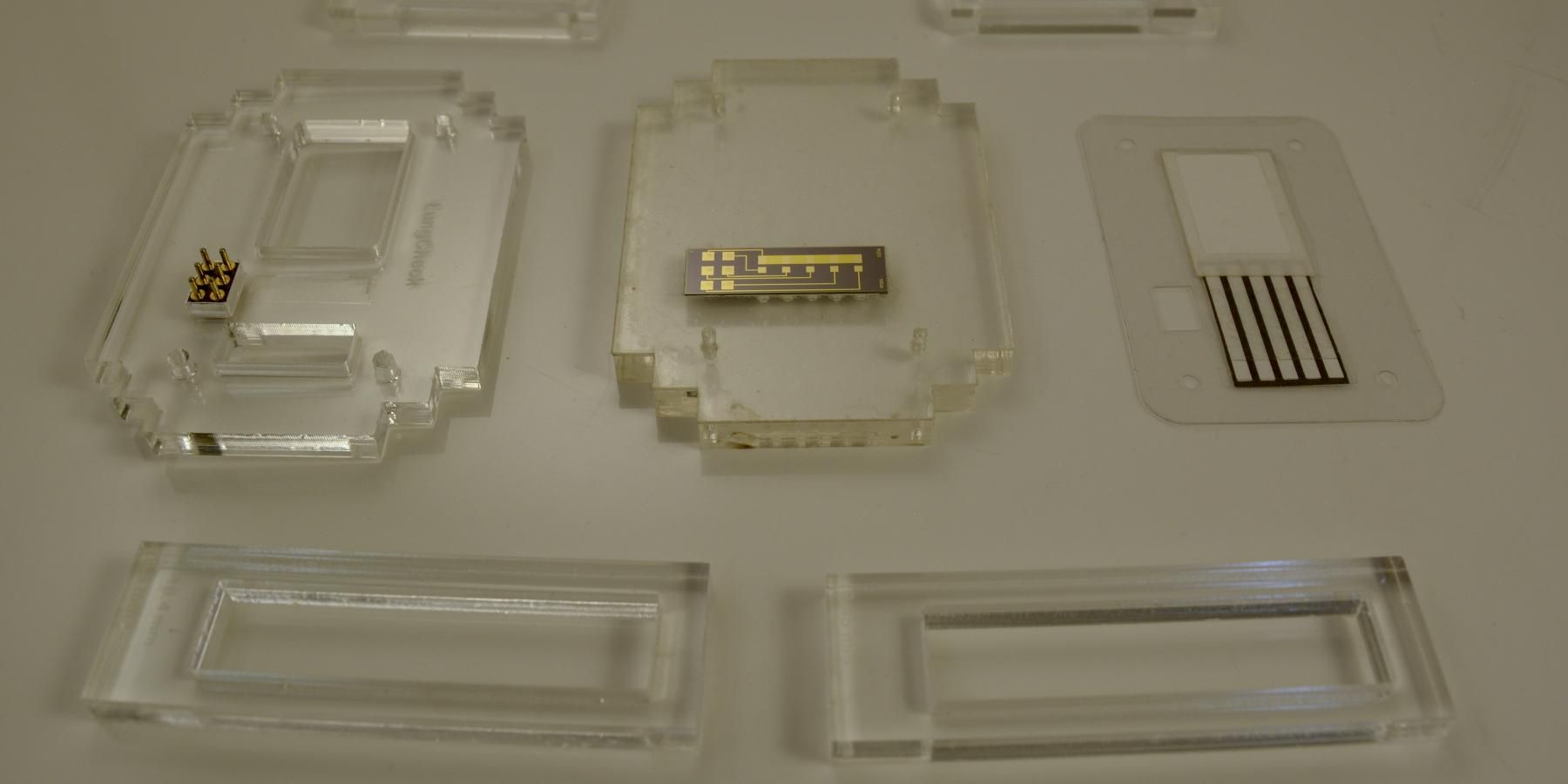 Montaje de la carcasa de metacrilato del dispositivo para la detección de enfermedades pulmonares con un chip integrado