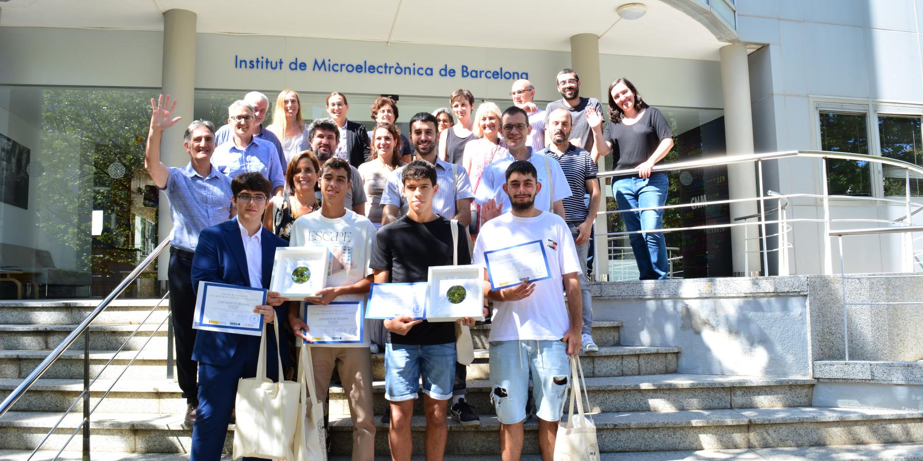 Foto de grupo con los ganadores del concurso "Un microchip muy grande" y el equipo de trabajo de divulgación