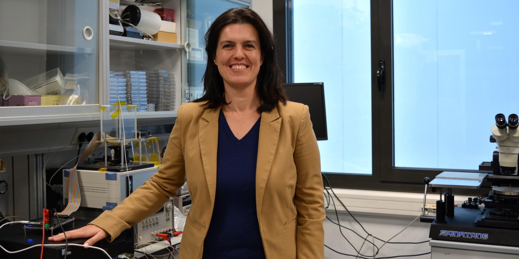 Consuelo Guardiola in one of the IMB-CNM labs