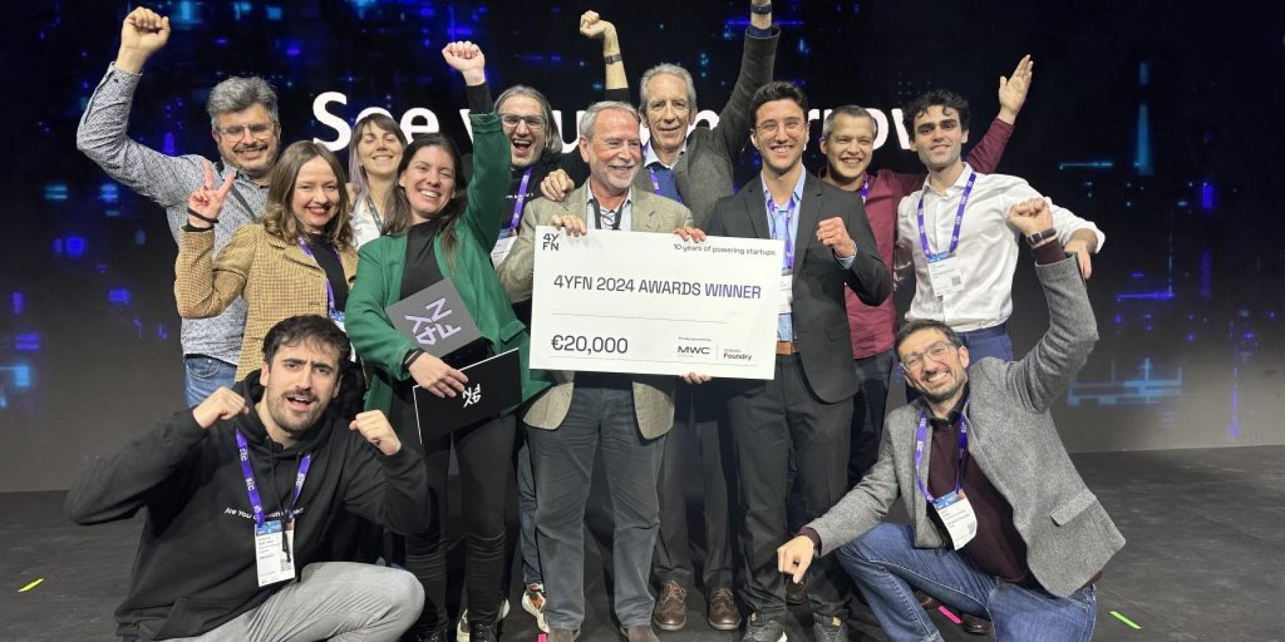 Equipo de la empresa Qilimanjaro Quantum Tech celebrando el premio a la Mejor Start-Up en el Mobile World Congress con un gran cheque